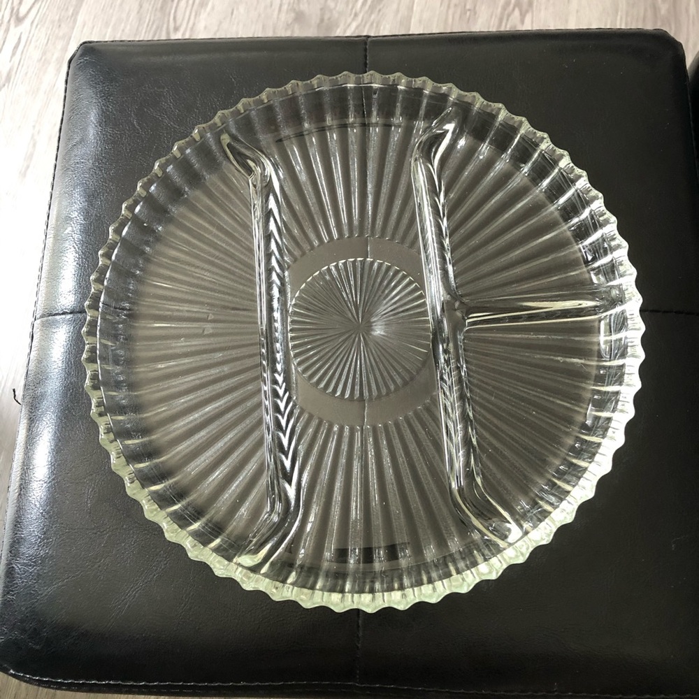 VINTAGE GLASS SERVING TRAYS FROM THE 1940’